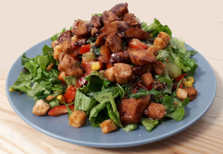 Gemischter Salat mit Hähnchenbrust Gemischter Salat mit Hähnchenbrust