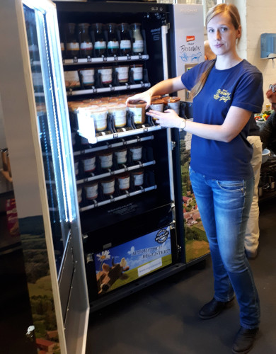 Franziska Rutscher befllt den Regiomaten