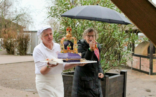 Antje trägt die Kuchenkrone