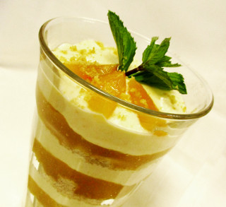 Pfirsich-Schichtdessert