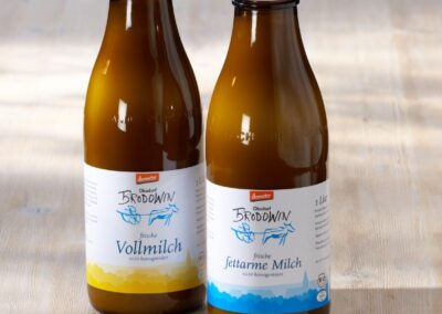 Milchflaschen mit Brodowiner Logo