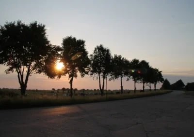 Sonnenuntergang über der Brodowiner Dorfstraße